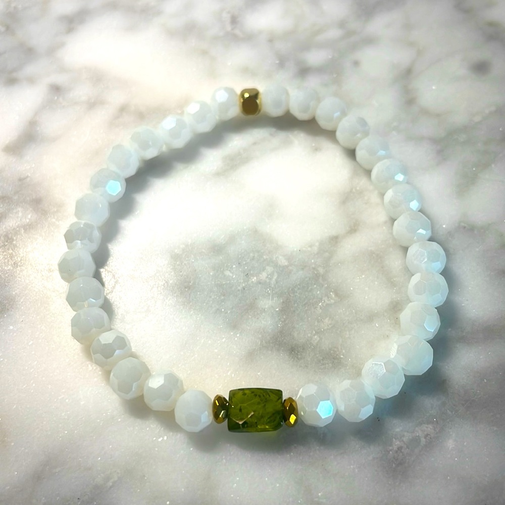 Peridot & white crystal bracelet